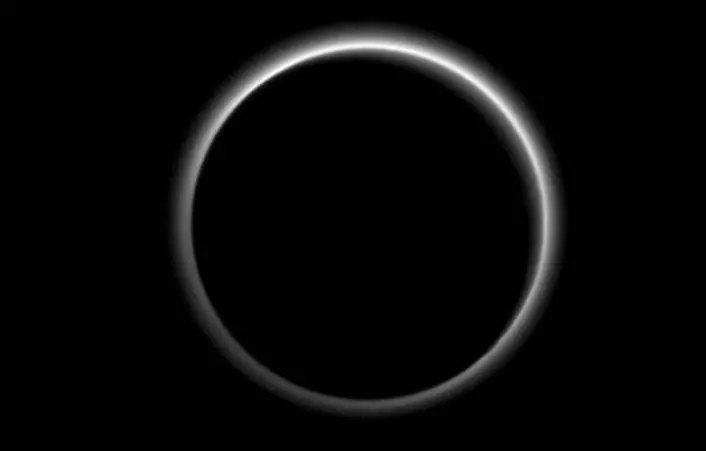 Solformørkelse ved Pluto, sett fra romsonden New Horizons 15. juli. (Bilde: NASA)