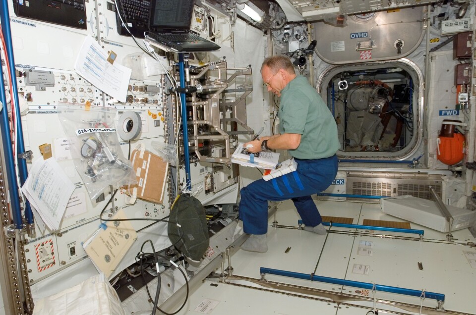 Inne i Columbus, den europeiske laboratoriemodulen på den internasjonale romstasjonen. Her utfører astronautene eksperimenter innen blant annet fysikk, medisin, biologi og materialteknologi. (Foto: NASA/ESA)