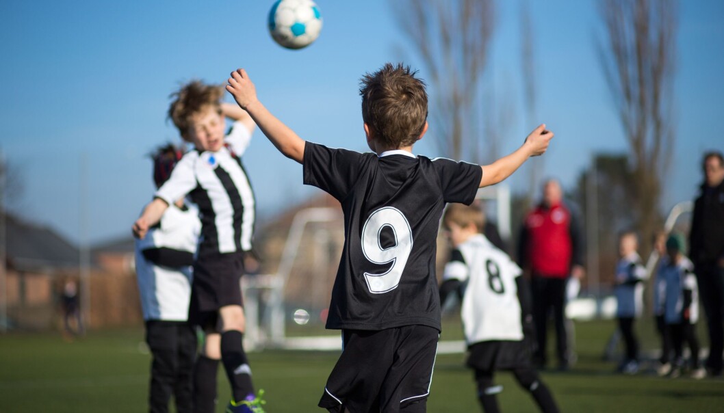 I de danske skolegårdene er fotball den helt dominerende aktiviteten. Ifølge to forskere går det ut over barn som ikke mestrer nettopp den idrettsgrenen. Problemet ligger blant annet i selve utformingen av skolegårdene, mener de. (Foto: Colourbox) I de danske skolegårdene er fotball den helt dominerende aktiviteten. Ifølge to forskere går det ut over barn som ikke mestrer nettopp den idrettsgrenen. Problemet ligger blant annet i selve utformingen av skolegårdene, mener de. (Foto: Colourbox)