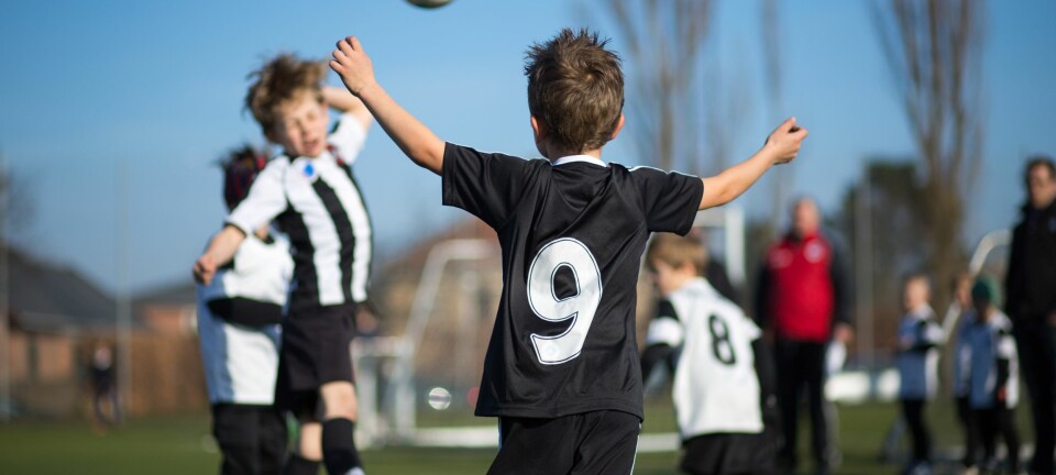 I de danske skolegårdene er fotball den helt dominerende aktiviteten. Ifølge to forskere går det ut over barn som ikke mestrer nettopp den idrettsgrenen. Problemet ligger blant annet i selve utformingen av skolegårdene, mener de.  (Foto: Colourbox)