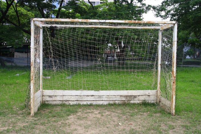 De danske skolene har mange fotballbaner. Men noen steder er det ingenting annet. Og det er et problem, mener Charlotte Pawlowski, som etterlyser flere organiserte aktiviteter. (Foto: Colourbox) De danske skolene har mange fotballbaner. Men noen steder er det ingenting annet. Og det er et problem, mener Charlotte Pawlowski, som etterlyser flere organiserte aktiviteter. (Foto: Colourbox)