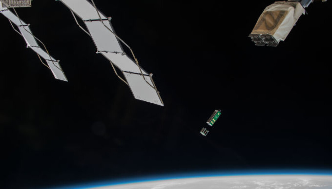 Arkyd 3-satellitten slippes ut av den internasjonale romstasjonen. Den er knøttliten: bare 30 cm lang og 10 centimeter bred. (Foto: NASA) Arkyd 3-satellitten slippes ut av den internasjonale romstasjonen. Den er knøttliten: bare 30 cm lang og 10 centimeter bred. (Foto: NASA)