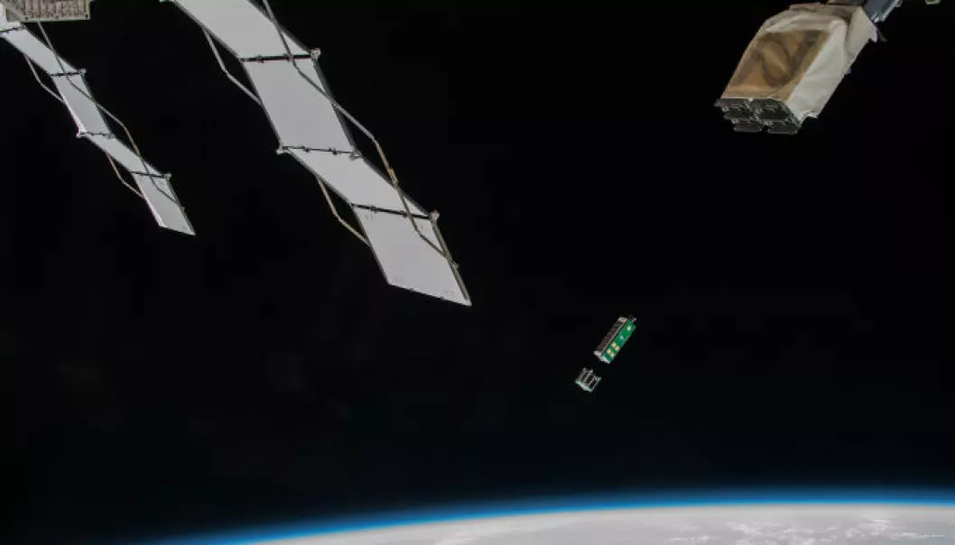 Arkyd 3-satellitten slippes ut av den internasjonale romstasjonen. Den er knøttliten: bare 30 cm lang og 10 centimeter bred. (Foto: NASA)