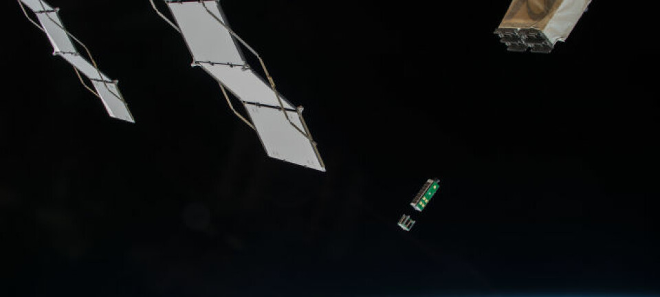Arkyd 3-satellitten slippes ut av den internasjonale romstasjonen. Den er knøttliten: bare 30 cm lang og 10 centimeter bred. (Foto: NASA)