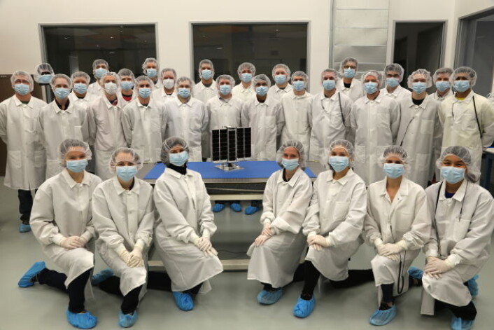 En fornøyd forskergruppe ved Planetary Resources sammen med den lille Arkyd 3, i midten av bildet. (Foto: Planetary Resources) En fornøyd forskergruppe ved Planetary Resources sammen med den lille Arkyd 3, i midten av bildet. (Foto: Planetary Resources)