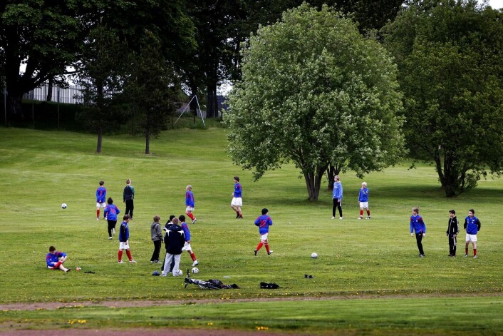 Barn som spiller fotball er jo sporty folk, så hvorfor ikke gå eller sykle til trening? For lange avstander, er svaret foreldrene oppgir i undersøkelsen. (Foto: Gorm Kallestad, NTB scanpix) Barn som spiller fotball er jo sporty folk, så hvorfor ikke gå eller sykle til trening? For lange avstander, er svaret foreldrene oppgir i undersøkelsen. (Foto: Gorm Kallestad, NTB scanpix)