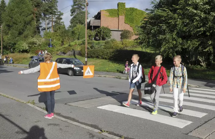 På Korsvoll skole i Oslo har elevene i år kartlagt trafikksikkerheten og reisevaner for egen skolevei i en egen mobilapp. Skolepatruljen passer på de mest belastede veiene. (Foto: Terje Pedersen, NTB scanpix)