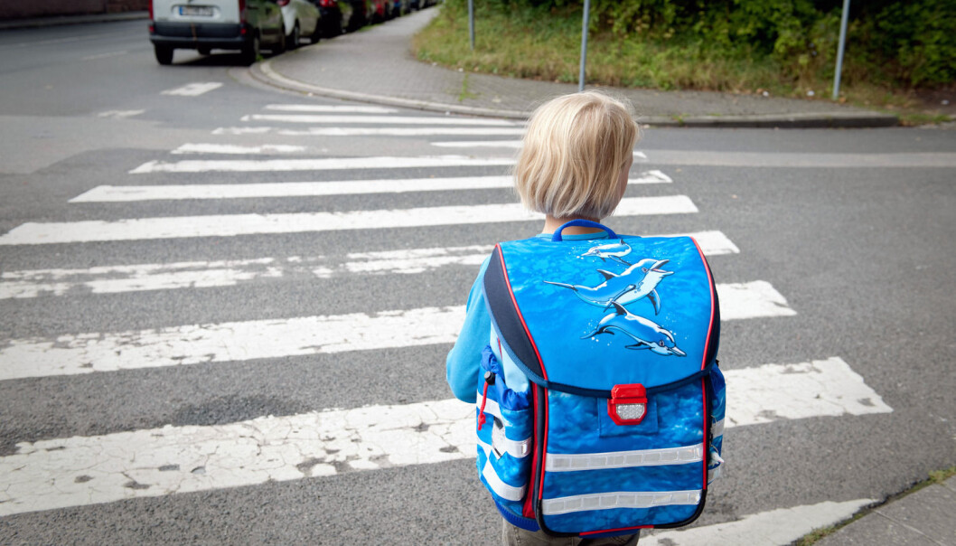 Mange barn går til skolen. Men hovedårsaken til at noen foreldre velger å kjøre, er at barna må gå alene i trafikken. (Foto: Jan Haas,NTB scanpix) Mange barn går til skolen. Men hovedårsaken til at noen foreldre velger å kjøre, er at barna må gå alene i trafikken. (Foto: Jan Haas,NTB scanpix)