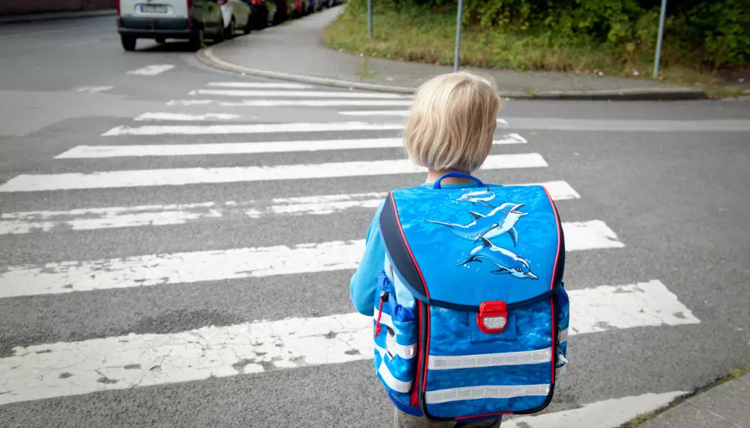 Mange barn går til skolen. Men hovedårsaken til at noen foreldre velger å kjøre, er at barna må gå alene i trafikken. (Foto: Jan Haas,NTB scanpix)