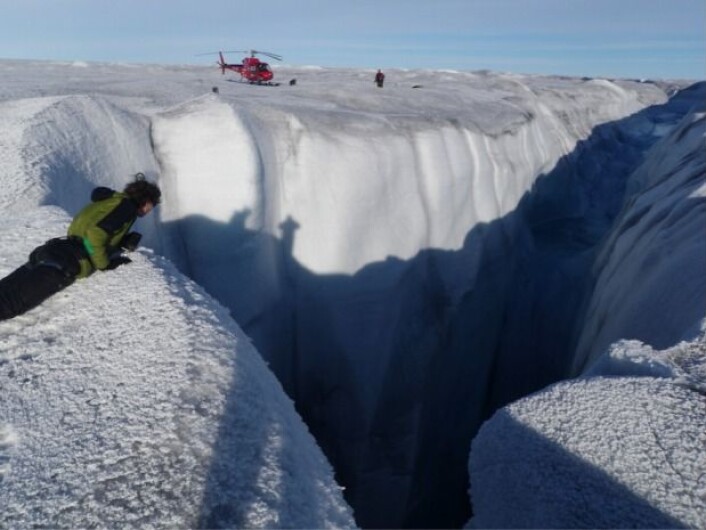 En stort «moulin» på Russell-isbreen på Grønland. Det er slike hull som slipper ned vannet. (Foto: Alun Hubbard) En stort «moulin» på Russell-isbreen på Grønland. Det er slike hull som slipper ned vannet. (Foto: Alun Hubbard)