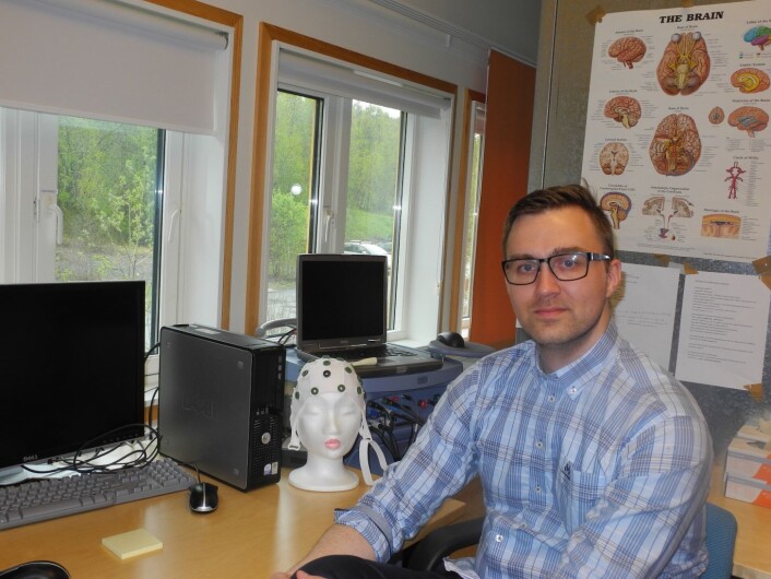 Asbjørn Fagerlund ved Institutt for psykologi, UiT har gjennomført en studie der pasienter med kroniske muskelsmerter får en mild likestrøm mot hjernen. (Foto: Johanne Røe Mathisen) Asbjørn Fagerlund ved Institutt for psykologi, UiT har gjennomført en studie der pasienter med kroniske muskelsmerter får en mild likestrøm mot hjernen. (Foto: Johanne Røe Mathisen)