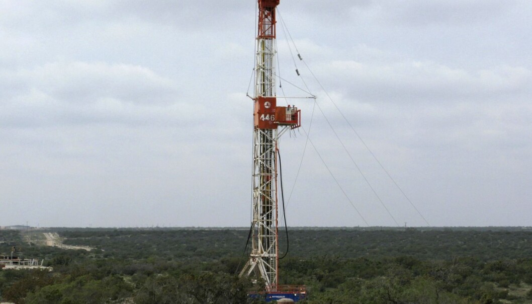 En fracking-brønn i Texas. Vann pumpes inn i bakken for å knekke opp steinen under. Sprekkene i steinen gjør det mulig å utvinne olje og gass. (Foto: Terry Wade/Reuters) En fracking-brønn i Texas. Vann pumpes inn i bakken for å knekke opp steinen under. Sprekkene i steinen gjør det mulig å utvinne olje og gass. (Foto: Terry Wade/Reuters)