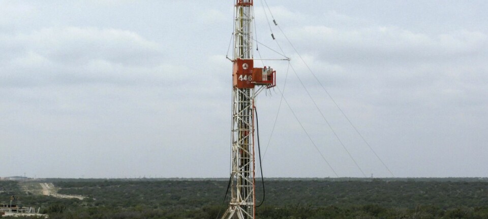 En fracking-brønn i Texas. Vann pumpes inn i bakken for å knekke opp steinen under. Sprekkene i steinen gjør det mulig å utvinne olje og gass. (Foto: Terry Wade/Reuters)