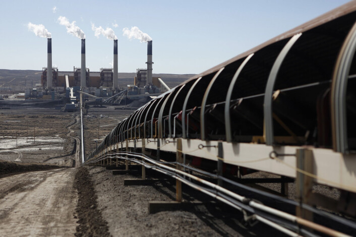 Et kullkraftverk i Wyoming i USA. Du kan se transportbåndet som bærer kull fram til fabrikken. (Foto: Jim Urquhart/Reuters) Et kullkraftverk i Wyoming i USA. Du kan se transportbåndet som bærer kull fram til fabrikken. (Foto: Jim Urquhart/Reuters)