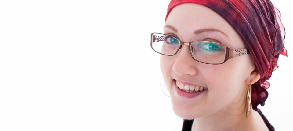 Etter at hun fikk kreft, har 28-åringen fra Tromsø engasjert seg i kreftsaken og bruker bloggen blant annet til å formidle nytt om kreftforskning. Hun går alltid med tre sløyfer, for brystkreft, prostatakreft og barnekreft.  (Foto: Stig Brøndbo)