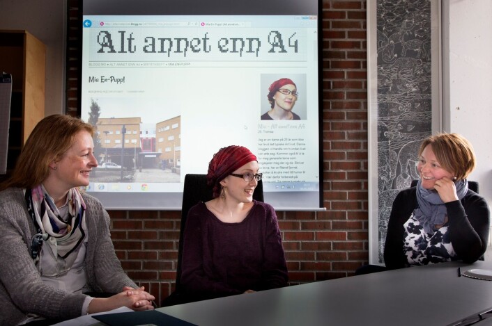 Linda Nesby (t.v) og Hege Kristin Andersen (t.h) er med i forskningsgruppen Health, Art and Society og forsker på pasienthistorier og har både lest bloggen til og møtt Mia Ingebrigtsen. (Foto: Stig Brøndbo) Linda Nesby (t.v) og Hege Kristin Andersen (t.h) er med i forskningsgruppen Health, Art and Society og forsker på pasienthistorier og har både lest bloggen til og møtt Mia Ingebrigtsen. (Foto: Stig Brøndbo)