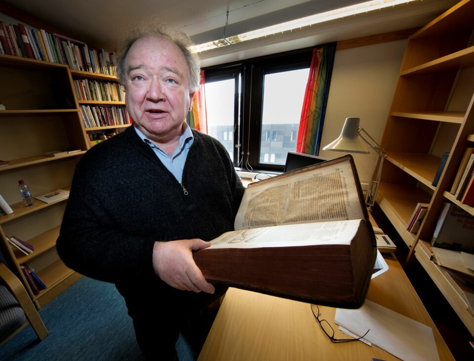 Professor i tysk litteratur ved UiT, Michael Schmidt, gransker nesten 500 år gamle originaltekster for å finne ut hvordan pasientfortellingene har endret seg gjennom historien.  (Foto: Stig Brøndbo)
