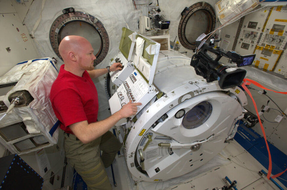 ESAs tyske astronaut Alexander Gerst forbereder seg på å sette CubeSatellitter ut i bane fra romstasjonen i 2014. (Foto: NASA/ESA)