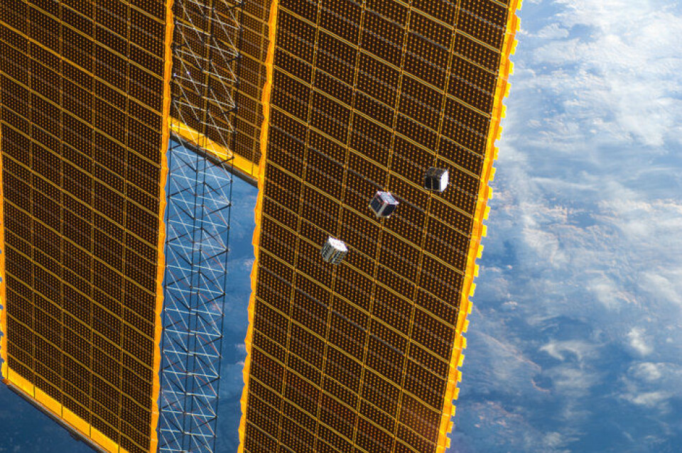 Tre nanosatellitter av typen CubeSat etter å ha blitt satt ut i bane fra den internasjonale romstasjonen. (Foto: NASA)