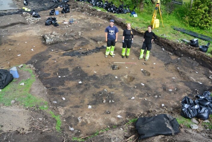 Husområdet. Den buede veggrøften er fylt med mørke masser og i bunnen var det spor etter mange staurhull. Trolig har staurene vært med å danne en flettverksvegg. Innenfor grøften står Jani Causevic (t.v.) Solveig Lyby (i midten) og Rebecca J. S. Cannell. Foto: Kulturhistorisk museum. Husområdet. Den buede veggrøften er fylt med mørke masser og i bunnen var det spor etter mange staurhull. Trolig har staurene vært med å danne en flettverksvegg. Innenfor grøften står Jani Causevic (t.v.) Solveig Lyby (i midten) og Rebecca J. S. Cannell. Foto: Kulturhistorisk museum.