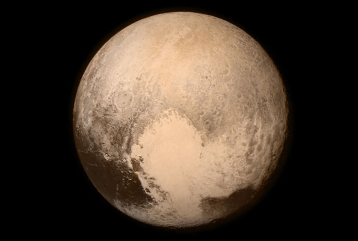 Dette bildet av Pluto ble tatt 13. juli 2015 klokka 22 norsk tid, 16 timer før romsonden New Horizons passerte nærmest dvergkloden i en avstand på 12 500 kilometer. Her er avstanden hele 768 000 kilometer, rundt dobbelt så stor som avstanden mellom jorda og månen. Bildet er opprinnelig tatt i svart-hvitt med kameraet Long Range Reconnaissance Imager (LORRI), men er tilført fargeinformasjon med lavere oppløsning fra kameraet Ralph. Bildet domineres av et stort, lyst området som kalles "hjertet". Det måler rundt 1600 kilometer tvers over. På hver side ligger mørkere terreng ved Plutos ekvator. Mye av "hjertet" framstår som jevnt. Det kan tyde på at det er et ungt terreng hvor geologiske prosesser fortsatt pågår, siden det ennå ikke har fått arr av meteorittnedslag. (Foto: NASA/APL/SwRI) Dette bildet av Pluto ble tatt 13. juli 2015 klokka 22 norsk tid, 16 timer før romsonden New Horizons passerte nærmest dvergkloden i en avstand på 12 500 kilometer. Her er avstanden hele 768 000 kilometer, rundt dobbelt så stor som avstanden mellom jorda og månen. Bildet er opprinnelig tatt i svart-hvitt med kameraet Long Range Reconnaissance Imager (LORRI), men er tilført fargeinformasjon med lavere oppløsning fra kameraet Ralph. Bildet domineres av et stort, lyst området som kalles "hjertet". Det måler rundt 1600 kilometer tvers over. På hver side ligger mørkere terreng ved Plutos ekvator. Mye av "hjertet" framstår som jevnt. Det kan tyde på at det er et ungt terreng hvor geologiske prosesser fortsatt pågår, siden det ennå ikke har fått arr av meteorittnedslag. (Foto: NASA/APL/SwRI)