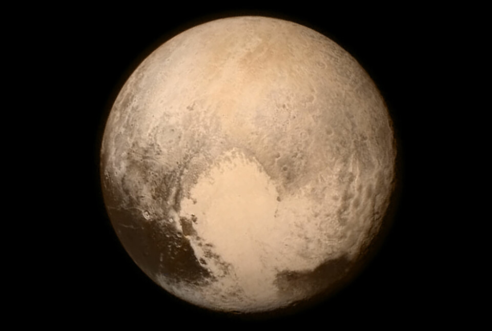 Dette bildet av Pluto ble tatt 13. juli 2015 klokka 22 norsk tid, 16 timer før romsonden New Horizons passerte nærmest dvergkloden i en avstand på 12 500 kilometer. Her er avstanden hele 768 000 kilometer, rundt dobbelt så stor som avstanden mellom jorda og månen. Bildet er opprinnelig tatt i svart-hvitt med kameraet  Long Range Reconnaissance Imager (LORRI), men er tilført fargeinformasjon med lavere oppløsning fra kameraet Ralph. Bildet domineres av et stort, lyst området som kalles 'hjertet'. Det måler rundt 1600 kilometer tvers over. På hver side ligger mørkere terreng ved Plutos ekvator. Mye av 'hjertet' framstår som jevnt. Det kan tyde på at det er et ungt terreng hvor geologiske prosesser fortsatt pågår, siden det ennå ikke har fått arr av meteorittnedslag. (Foto:  NASA/APL/SwRI)