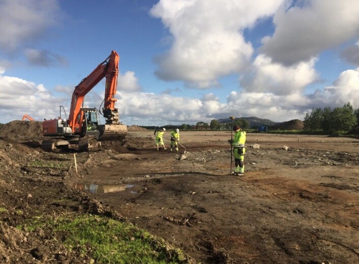 Vi har avdekket over 24000 m2 totalt, og målt inn over 1400 arkeologiske strukturer så langt. Her er Kristoffer Rantala og Ingvild Grønbeck i gang med krafsa, og Guro Dehli Sanden måler inn hulvegen. Sett mot nord. (Foto: Marte Mokkelbost, NTNU Vitenskapsmuseet) Vi har avdekket over 24000 m2 totalt, og målt inn over 1400 arkeologiske strukturer så langt. Her er Kristoffer Rantala og Ingvild Grønbeck i gang med krafsa, og Guro Dehli Sanden måler inn hulvegen. Sett mot nord. (Foto: Marte Mokkelbost, NTNU Vitenskapsmuseet)
