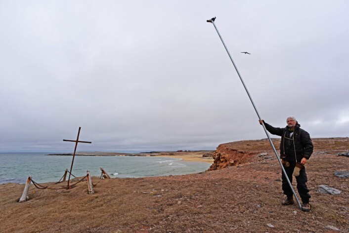 På plass ved korset i Nordhamna. Dag er veldig fornøyd med det lange røret. Med dette får han god høyde til å ta oversiktsbilder med fjernutløser. Ved å ta bilder fra forskjellige vinkler så vil vi kunne lage dreibare 3d-modeller både neset og strukturene. (Foto: Arild S. Vivås/Sysselmannen på Svalbard) På plass ved korset i Nordhamna. Dag er veldig fornøyd med det lange røret. Med dette får han god høyde til å ta oversiktsbilder med fjernutløser. Ved å ta bilder fra forskjellige vinkler så vil vi kunne lage dreibare 3d-modeller både neset og strukturene. (Foto: Arild S. Vivås/Sysselmannen på Svalbard)
