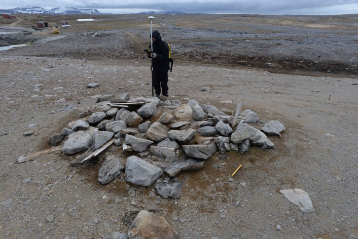 Arild måler inn den store graven på Gravodden. Graven er minst tre ganger så stor som de vanlige fangstmennsgravene. Dette indikerer at det her ligger flere individer begravd, og vi tror at det var i denne graven at Tobiesen gjengravde levningene etter de minst 14 pomorene. (Foto: Dag Nævestad/Sysselmannen på Svalbard) Arild måler inn den store graven på Gravodden. Graven er minst tre ganger så stor som de vanlige fangstmennsgravene. Dette indikerer at det her ligger flere individer begravd, og vi tror at det var i denne graven at Tobiesen gjengravde levningene etter de minst 14 pomorene. (Foto: Dag Nævestad/Sysselmannen på Svalbard)