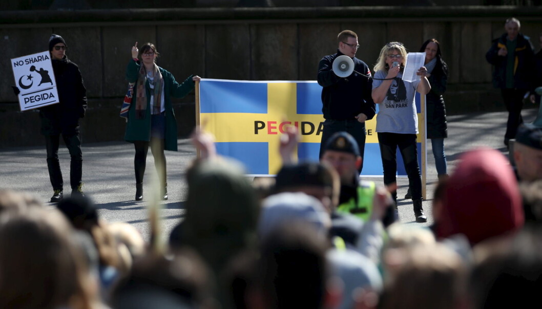 Anti-islamske Pegida representerer den største mobiliseringen sett på flere tiår fra en høyrefløy som historisk ikke har tradisjon for å gå i demonstrasjonstog. Her demonstrerer det svenske Pegida på Gotaplatsen i Gøteborg 18 april 2015. (Foto: Bjorn Larsson Rosvall, Reuters/TT News Agency) Anti-islamske Pegida representerer den største mobiliseringen sett på flere tiår fra en høyrefløy som historisk ikke har tradisjon for å gå i demonstrasjonstog. Her demonstrerer det svenske Pegida på Gotaplatsen i Gøteborg 18 april 2015. (Foto: Bjorn Larsson Rosvall, Reuters/TT News Agency)