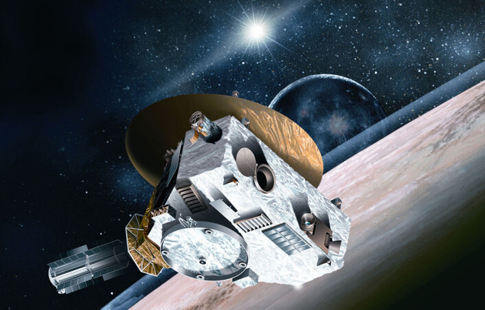 New Horizons på vei mot Pluto, med månen Charon i bakgrunnen. Sola er nesten seks milliarder kilometer unna, på det meste nesten førti ganger større avstand enn mellom sola og jorda. Derfor ser den bare ut som en sterk stjerne, sett fra Pluto. (Foto: (Illustrasjon: Johns Hopkins University Applied Physics Laboratory/Southwest Research Institute)) New Horizons på vei mot Pluto, med månen Charon i bakgrunnen. Sola er nesten seks milliarder kilometer unna, på det meste nesten førti ganger større avstand enn mellom sola og jorda. Derfor ser den bare ut som en sterk stjerne, sett fra Pluto. (Foto: (Illustrasjon: Johns Hopkins University Applied Physics Laboratory/Southwest Research Institute))