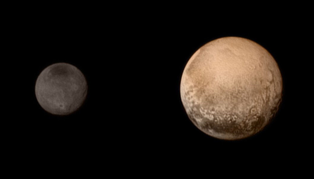 Pluto (til høyre) og månen Charon står fram med flere detaljer enn mennesker noensinne har sett i dette bildet tatt i svart-hvitt med kameraet LORRI og supplert med fargedata fra kameraet Ralph på romsonden New Horizons. Nær Plutos sydpol (nederst) sees mørkere områder, som dessverre vil forsvinne ut av syne når romsonden stuper skrått ned mot planeten og passerer bare 12 500 kilometer over den frosne overflaten. (Foto: NASA/JPL) Pluto (til høyre) og månen Charon står fram med flere detaljer enn mennesker noensinne har sett i dette bildet tatt i svart-hvitt med kameraet LORRI og supplert med fargedata fra kameraet Ralph på romsonden New Horizons. Nær Plutos sydpol (nederst) sees mørkere områder, som dessverre vil forsvinne ut av syne når romsonden stuper skrått ned mot planeten og passerer bare 12 500 kilometer over den frosne overflaten. (Foto: NASA/JPL)