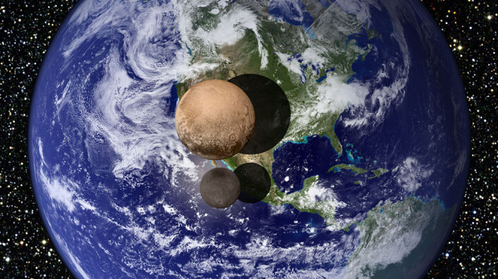 Plutos måne Charon er litt over halvparten så stor som dvergplaneten selv. Dette gjør at astronomene ser på de to klodene som en dobbeltklodesystem snarere enn som moderklode og måne. Jordas måne er også forholdvis stor i forhold til vår egen planet. Dette gjør at jord-månesystemet også betraktes som en dobbeltplanet. Her er Pluto og Charon sammenlignet med størrelsen til jorda. (Foto: (Figur: NASA)) Plutos måne Charon er litt over halvparten så stor som dvergplaneten selv. Dette gjør at astronomene ser på de to klodene som en dobbeltklodesystem snarere enn som moderklode og måne. Jordas måne er også forholdvis stor i forhold til vår egen planet. Dette gjør at jord-månesystemet også betraktes som en dobbeltplanet. Her er Pluto og Charon sammenlignet med størrelsen til jorda. (Foto: (Figur: NASA))