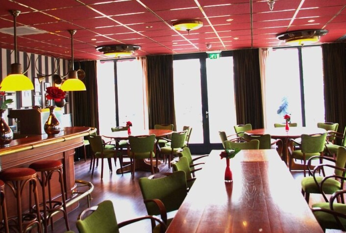 Demenslandsbyen i Nederland har egen pub. Demenslandsbyen i Nederland har egen pub.