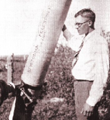 Clyde Tombaugh fotografert hjemme på bondegården i Kansas rundt 1939 med ett teleskopene han hadde laget selv. (Foto: NASA) Clyde Tombaugh fotografert hjemme på bondegården i Kansas rundt 1939 med ett teleskopene han hadde laget selv. (Foto: NASA)