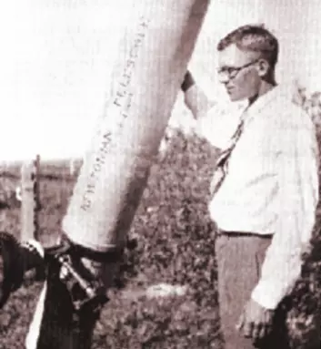 Clyde Tombaugh fotografert hjemme på bondegården i Kansas rundt 1939 med ett teleskopene han hadde laget selv. (Foto: NASA)