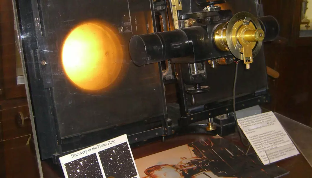 Med dette instrumentet fra Carl-Zeiss kunne Clyde Tombaugh sammenligne to fotografier av samme stjernehimmel, tatt på ulike netter. Hvis en planet var i bildet, ville den ha flyttet seg mellom nettene. Apparatet gjorde det mulig å veksle raskt fram og tilbake mellom bildene, slik at planeten hoppet fra ett sted til et annet. Slik oppdaget Tombaugh dvergplaneten Pluto i februar 1930, etter over tre års tålmodig gransking av over tusen fotografier. Apparatet er stilt ut på observatoriet der han arbeidet, Lowell Observatory i Flagstaff, Arizona. (Foto: Pretzelpaws,  Creative Commons Attribution-Share Alike 3.0 Unported)