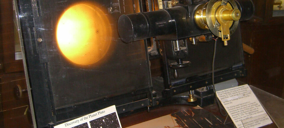 Med dette instrumentet fra Carl-Zeiss kunne Clyde Tombaugh sammenligne to fotografier av samme stjernehimmel, tatt på ulike netter. Hvis en planet var i bildet, ville den ha flyttet seg mellom nettene. Apparatet gjorde det mulig å veksle raskt fram og tilbake mellom bildene, slik at planeten hoppet fra ett sted til et annet. Slik oppdaget Tombaugh dvergplaneten Pluto i februar 1930, etter over tre års tålmodig gransking av over tusen fotografier. Apparatet er stilt ut på observatoriet der han arbeidet, Lowell Observatory i Flagstaff, Arizona. (Foto: Pretzelpaws,  Creative Commons Attribution-Share Alike 3.0 Unported)