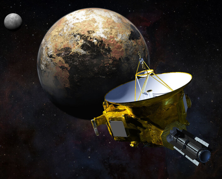 New Horizons nærmer seg Pluto. I bakgrunnen månen Charon. New Horizons vil vise detaljer ned til noen hundre meter på overflaten av Pluto, og også kartlegge dvergplanetens mange måner. (Foto: (Illustrasjon: NASA)) New Horizons nærmer seg Pluto. I bakgrunnen månen Charon. New Horizons vil vise detaljer ned til noen hundre meter på overflaten av Pluto, og også kartlegge dvergplanetens mange måner. (Foto: (Illustrasjon: NASA))