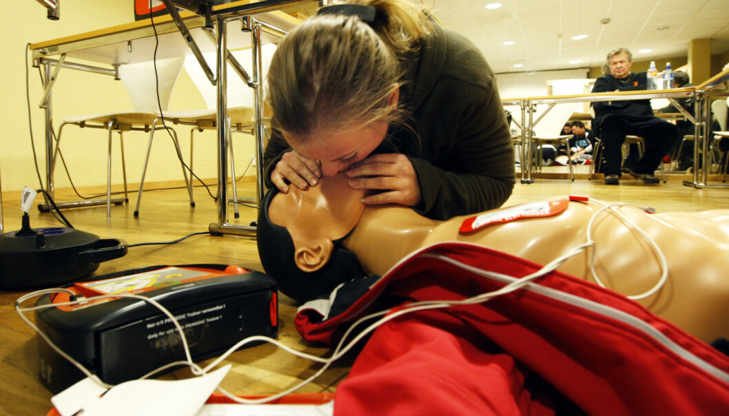 Selv om de fleste av oss er flinke til å hjelpe til når ulykken skjer, så gjør de har gått førstehjelpskurs det bedre enn de uten kurs. (Foto: Lise Åserud, NTB scanpix) Selv om de fleste av oss er flinke til å hjelpe til når ulykken skjer, så gjør de har gått førstehjelpskurs det bedre enn de uten kurs. (Foto: Lise Åserud, NTB scanpix)