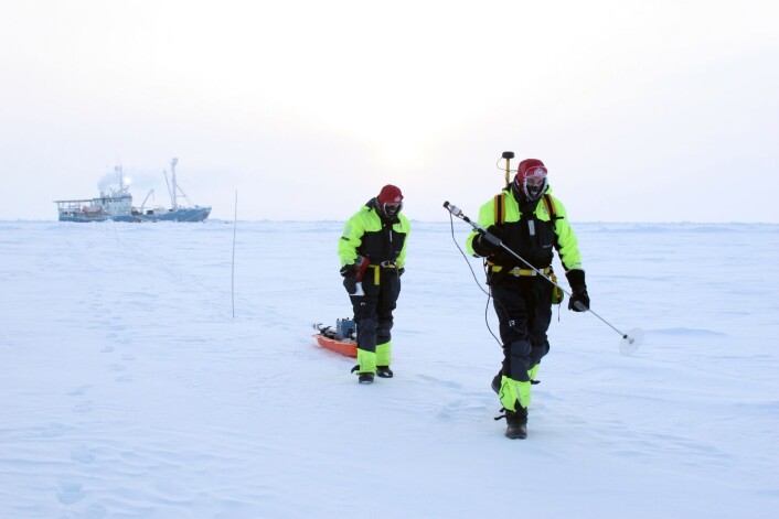 R/V "Lance" blir brukt som forskningsbase, mens forskerne måler isen rundt. (Foto: Anja Rösel) R/V "Lance" blir brukt som forskningsbase, mens forskerne måler isen rundt. (Foto: Anja Rösel)