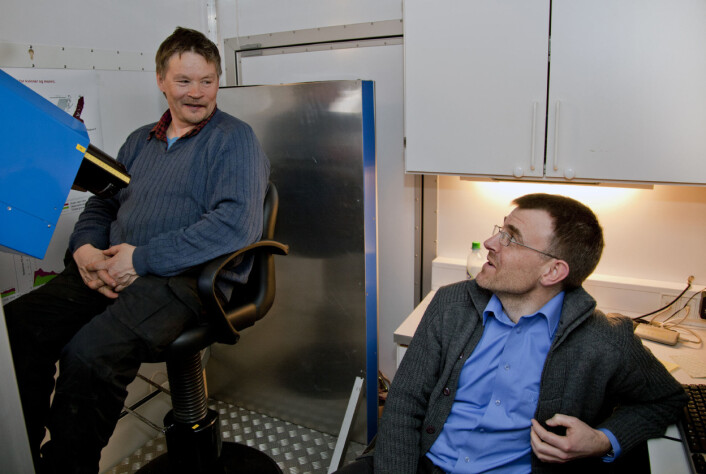 Vi måler radioaktivt cesium i folk med eit måleinstrument framfor dei delane av kroppen der det er mest blautvev (der er det mest cesium). Bildet er frå Røros i 2011 (Foto: Geir Tønset, Adresseavisen) Vi måler radioaktivt cesium i folk med eit måleinstrument framfor dei delane av kroppen der det er mest blautvev (der er det mest cesium). Bildet er frå Røros i 2011 (Foto: Geir Tønset, Adresseavisen)