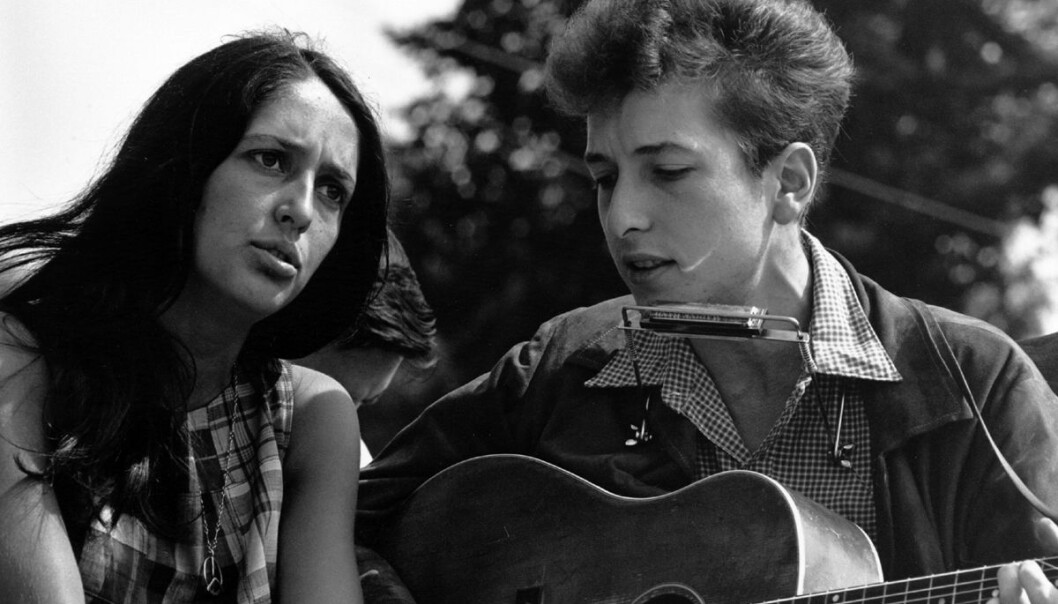 Bob Dylan framførte Blowin' in the Wind første gang i 1963. Bildet er tatt samme år. Dylan er den artisten som har brukt vær mest i tekstene sine, ifølge en britisk studie. Her er han sammen med sangeren Joan Baez på en borgerrettsmarsj i Washington DC. (Foto: National Archives and Records Administration) Bob Dylan framførte Blowin' in the Wind første gang i 1963. Bildet er tatt samme år. Dylan er den artisten som har brukt vær mest i tekstene sine, ifølge en britisk studie. Her er han sammen med sangeren Joan Baez på en borgerrettsmarsj i Washington DC. (Foto: National Archives and Records Administration)