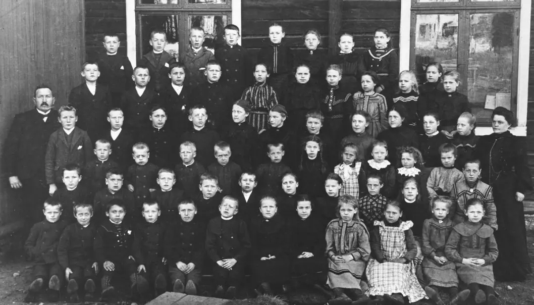 Først fra sent på 1800-tallet hadde jenter og gutter ulik forventet livslengde. Bildet viser elever og lærere ved Aadals Brug skole på 1890-tallet.  (Foto: Domkirkeoddens Fotoarkiv, tilgjengeliggjort av Digitalt museum)