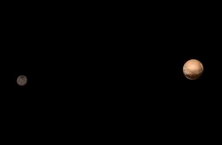 Dette bildet ble tatt 8. juli 2015 fra en avstand av 6 millioner kilometer fra Pluto og dens store måne Charon. Bildet er opprinnelig i sort-hvitt, men fargelagt med data som ble innhentet tidligere fra teleskopet Ralph. (Foto: NASA-JHUAPL-SWRI) Dette bildet ble tatt 8. juli 2015 fra en avstand av 6 millioner kilometer fra Pluto og dens store måne Charon. Bildet er opprinnelig i sort-hvitt, men fargelagt med data som ble innhentet tidligere fra teleskopet Ralph. (Foto: NASA-JHUAPL-SWRI)
