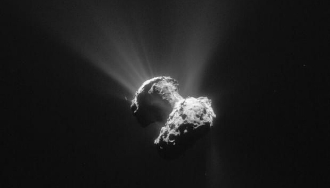 Komet 67P/Churyumov–Gerasimenko, fotografert 21. juni 2015. Sollys fremhever de mystiske hullene som preger kometens overflate. (Foto: ESA) Komet 67P/Churyumov–Gerasimenko, fotografert 21. juni 2015. Sollys fremhever de mystiske hullene som preger kometens overflate. (Foto: ESA)