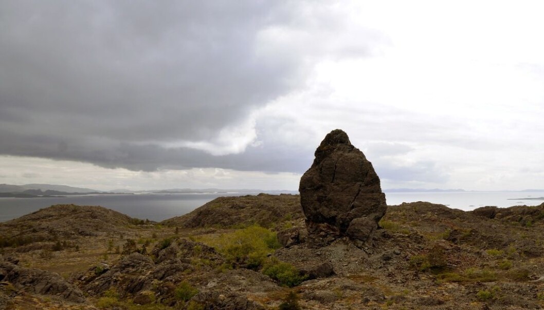 Den brede ryggen til Lekamøya troner på et fjellplatå 106 meter over havet. Så høyt sto havet for vel 12 000 år siden. (Foto: Gudmund Løvø) Den brede ryggen til Lekamøya troner på et fjellplatå 106 meter over havet. Så høyt sto havet for vel 12 000 år siden. (Foto: Gudmund Løvø)
