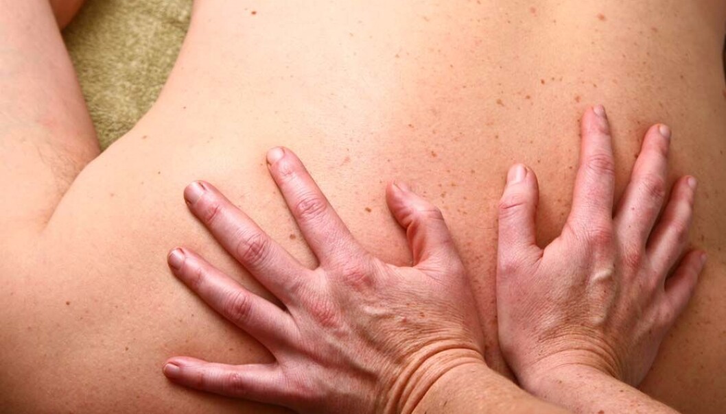 Kiropraktorens teknikker er høyst følbare for pasientene. Så hvordan kan du få dem til å tro at de blir behandlet, uten å gi dem aktiv behandling? (Illustrasjonsfoto: Microstock) Kiropraktorens teknikker er høyst følbare for pasientene. Så hvordan kan du få dem til å tro at de blir behandlet, uten å gi dem aktiv behandling? (Illustrasjonsfoto: Microstock)