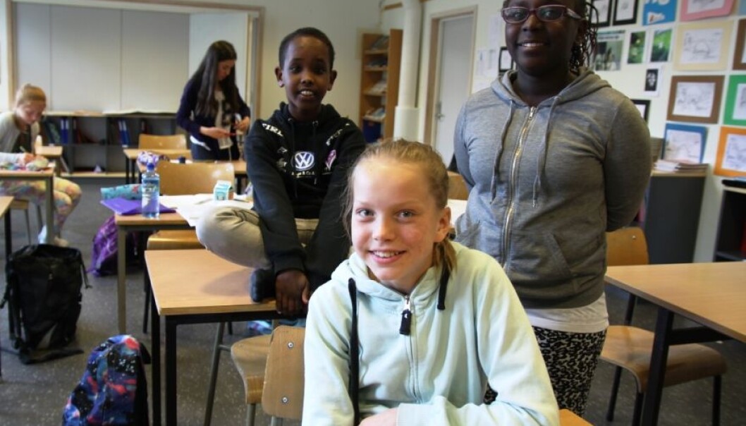Yacqub Ahmed Adam, Helene Friborg og Elisabeth Umutoni går i femte klasse ved Førde barneskule, og blei forska på medan dei skulle lære seg brøkrekning. (Foto: Katrine Sele) Yacqub Ahmed Adam, Helene Friborg og Elisabeth Umutoni går i femte klasse ved Førde barneskule, og blei forska på medan dei skulle lære seg brøkrekning. (Foto: Katrine Sele)