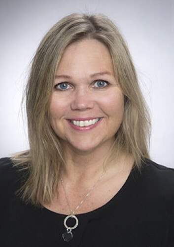 Forsker Bente Frisk har jobbet med KOLS siden 1997. Hun har jobbet med lungerehabilitering på Haukeland universitetssjukehus, undervist fysioterapistudenter ved HiB og sittet i ulike råd i Helse- og omsorgsdepartementet, Norsk Fysioterapeutforbund og Helsedirektoratet. (Foto: Anne-Sidsel Herdlevær) Forsker Bente Frisk har jobbet med KOLS siden 1997. Hun har jobbet med lungerehabilitering på Haukeland universitetssjukehus, undervist fysioterapistudenter ved HiB og sittet i ulike råd i Helse- og omsorgsdepartementet, Norsk Fysioterapeutforbund og Helsedirektoratet. (Foto: Anne-Sidsel Herdlevær)